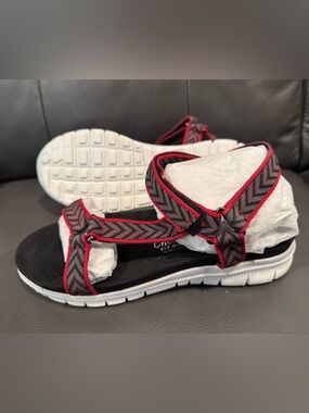 BRAND NEW IN BOX HSN TONY LITTLE CHEEKS SNEAKER SANDAL 6.5 WIDE BLACK AND RED